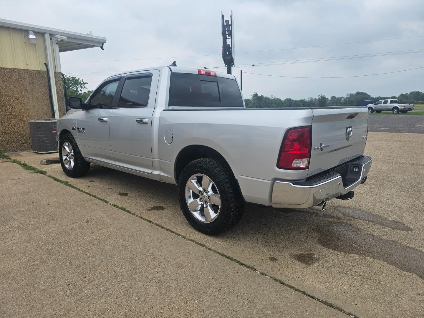 2018 SILVER RAM 1500 SLT Crew Cab SWB 4WD (1C6RR7LT7JS) with an 5.7L V8 OHV 16V engine, 8A transmission, located at 533 S Seven Points BLVD, Seven Points, TX, 75143, (430) 255-4030, 32.313999, -96.209351 - Photo#3